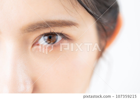 一位中年婦女在白色背景下做皮膚護理 一位中年婦女在白色背景下做皮膚護理 107359215