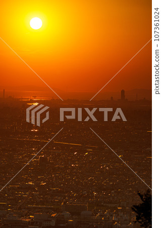 從奈良與大阪的縣界十三嶺看到的明石海峽的夕陽① 107361024