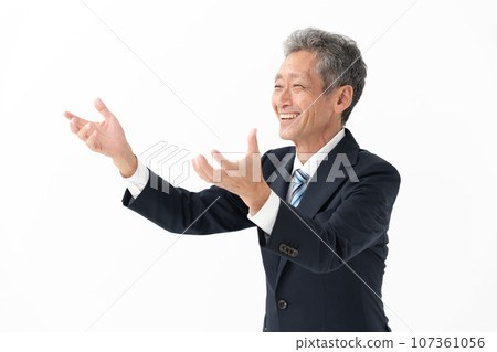 Men talking business 107361056