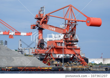ship unloader ship unloader 107361207