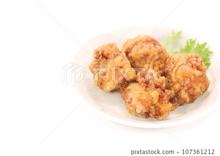 Fried chicken, chicken dishes, fried food, bright background 107361212
