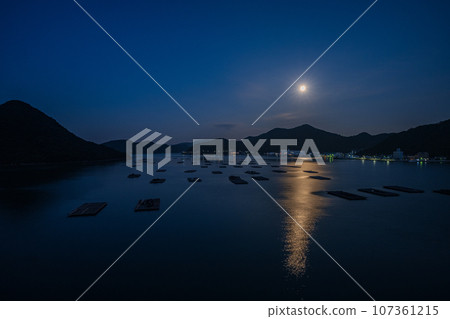 日本岡山縣備前市日瀨市片上灣漂浮的豐收之月 日本岡山縣備前市日瀨市片上灣漂浮的豐收之月 107361215