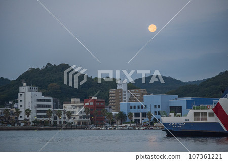 Harvest moon floating in Katakami Bay, Hinase, Bizen City, Okayama Prefecture, Japan Harvest moon floating in Katakami Bay, Hinase, Bizen City, Okayama Prefecture, Japan 107361221