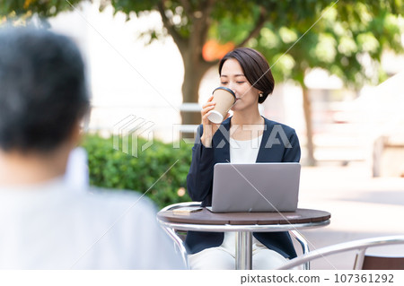 Nomad worker business woman 107361292