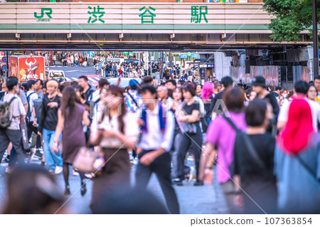 日本九月的東京城市景觀。全國/47個都道府縣/減少↓。華麗...繁華的澀谷站。沒有感染,沒有爆發感染。 日本九月的東京城市景觀。全國/47個都道府縣/減少↓。華麗...繁華的澀谷站。沒有感染,沒有爆發感染。 107363854