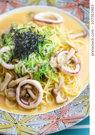 魷魚蘑菇日式醬義麵 魷魚蘑菇日式醬義麵 107363903