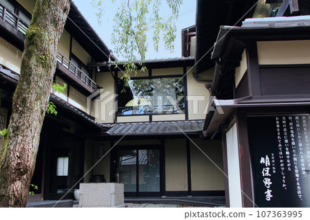 Kyoto townscape, Gion/Higashiyama area, Sannenzaka (Sannenzaka), Akebonotei 107363995