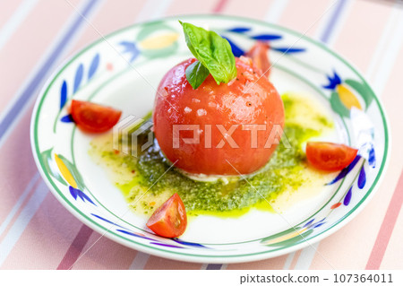 Whole tomato salad with mascarpone (basil sauce) Whole tomato salad with mascarpone (basil sauce) 107364011