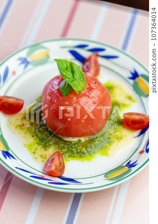 Whole tomato salad with mascarpone (basil sauce) Whole tomato salad with mascarpone (basil sauce) 107364014