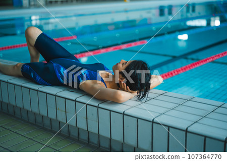 泳池裡游泳者的場景 107364770