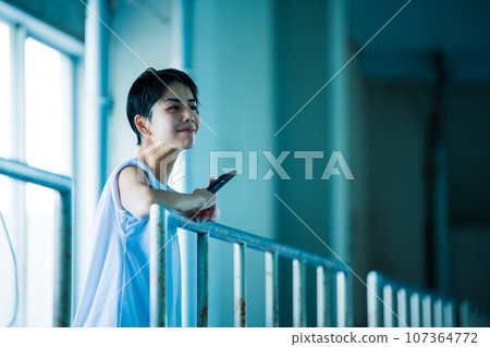 泳池邊的一幕 107364772