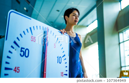 泳池裡游泳者的場景 107364949