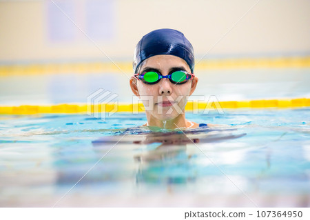 泳池邊的一幕 107364950