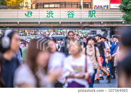 日本九月的東京城市景觀。全國/47個都道府縣/減少↓。逃離冠狀病毒......在繁華的澀谷站前。沒有感染，沒有爆發感染。 107364985