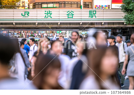 Tokyo cityscape in Japan September. Nationwide/47 prefectures/Decrease ↓. Escape from the coronavirus...in front of the bustling Shibuya Station. No infection, no outbreak of infection. Tokyo cityscape in Japan September. Nationwide/47 prefectures/Decrease ↓. Escape from the coronavirus...in front of the bustling Shibuya Station. No infection, no outbreak of infection. 107364986