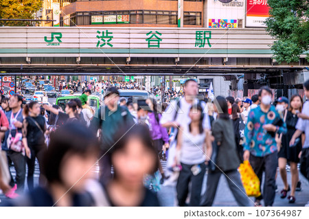 日本九月的東京城市景觀。全國/47個都道府縣/減少↓。逃離冠狀病毒......在繁華的澀谷站前。沒有感染，沒有爆發感染。 107364987