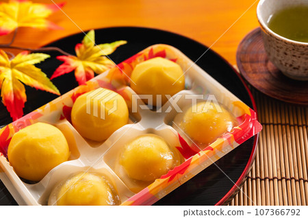 Autumn Japanese sweets and tea 107366792