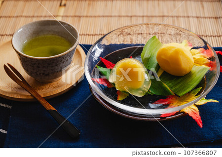 Autumn Japanese sweets and tea 107366807