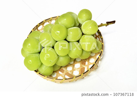 Shine muscat on white background Shine muscat on white background 107367118