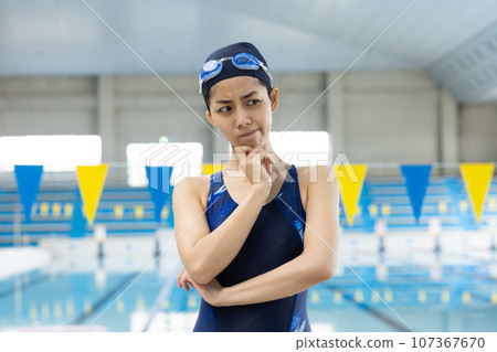 年輕女子去游泳池 107367670
