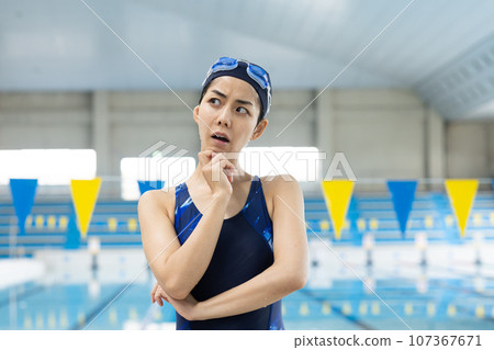年輕女子去游泳池 107367671