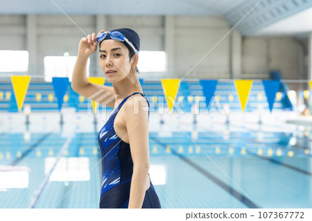 在游泳池裡游泳的女人 107367772