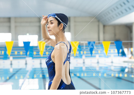 在游泳池裡游泳的女人 107367773