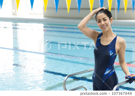 女人去游泳池 107367849