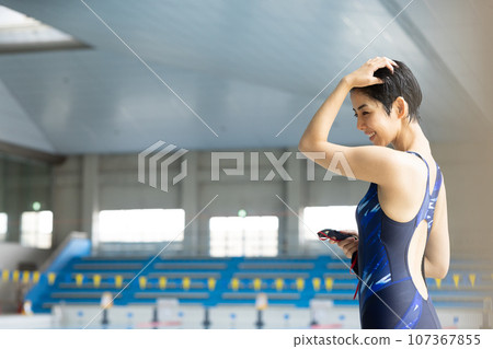 女人去游泳池 107367855
