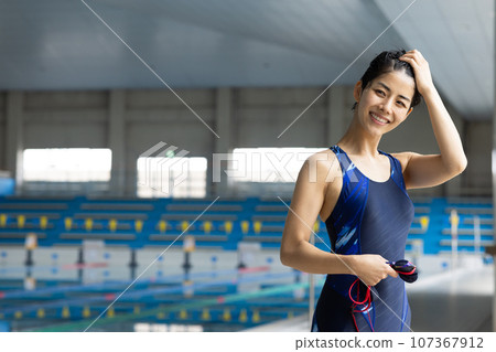 漂亮的女人去游泳池 107367912