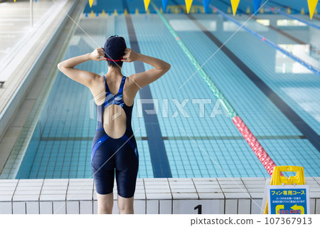 漂亮的女人去游泳池 107367913