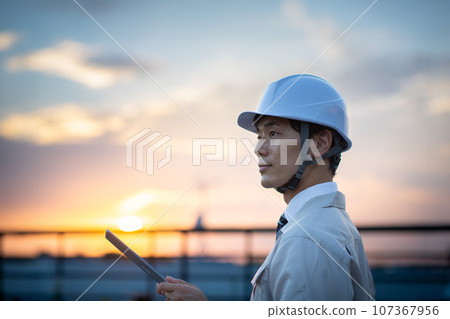 一個戴著頭盔的男人，輪廓 107367956