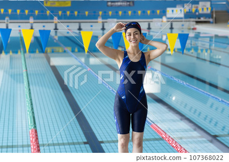 漂亮的女人去游泳池 107368022