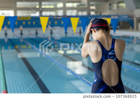 漂亮的女人去游泳池 107368025