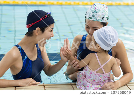 Parent and child enjoying a baby swim 107368049