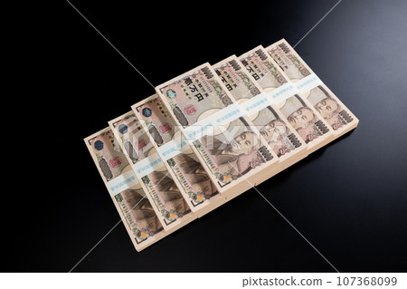 A wad of 10,000 yen bills 107368099