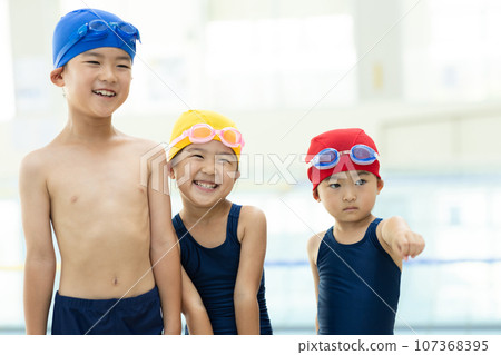 孩子們去游泳池 107368395