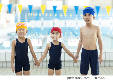 孩子們去游泳池 107368900