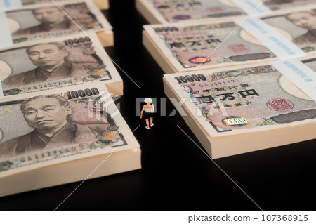 行走在成捆的一萬日元鈔票之間的成功人士 107368915