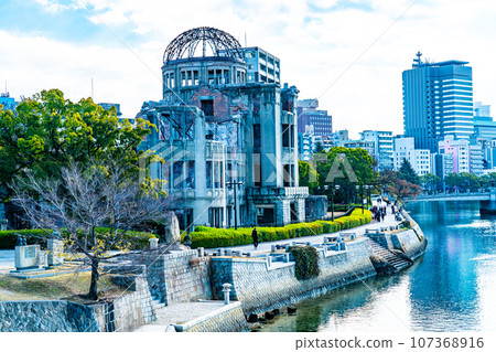 【世界遺產原子彈爆炸圓頂屋】陽光明媚的新年風景和本安川廣島縣廣島市中區2 【世界遺產原子彈爆炸圓頂屋】陽光明媚的新年風景和本安川廣島縣廣島市中區2 107368916