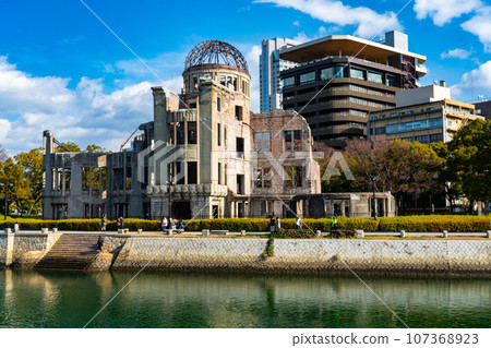 【世界遺產原子彈爆炸圓頂屋】陽光明媚的新年風景和本安川廣島縣廣島市中區6號 107368923
