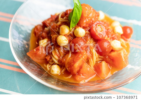 冷義大利麵配成熟番茄和馬蘇里拉乳酪 107368971