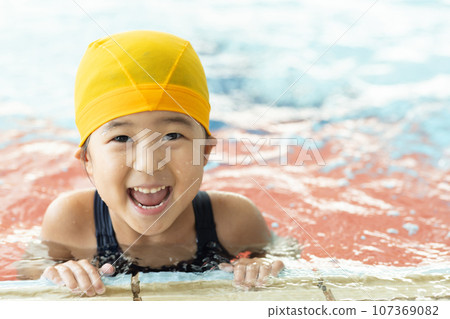 girl going to the pool 107369082