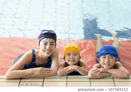 游泳學校的孩子和他們的教練 107369152