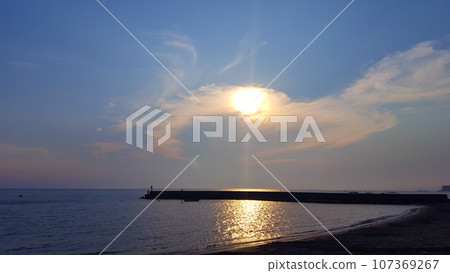 在海上日落 107369267