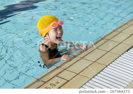cute girl going to the pool 107369273