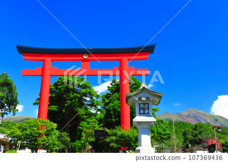 [鹿兒島縣] 霧島山（高千峰峰）和霧島神社（一野鳥居）的晴空 107369436