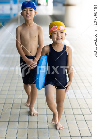 children going to the pool 107369484