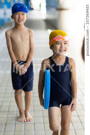 children going to the pool 107369485
