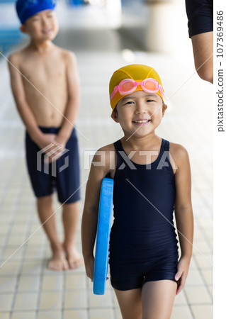 children going to the pool 107369486